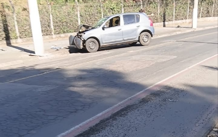  Carro fica com a frente destruída em batida na Emílio Checchinato